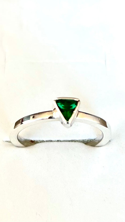 Anillo de plata piedra triangular
